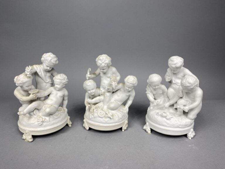 Ensemble de cinq biscuits représentant des scènes animées figurant des groupes…