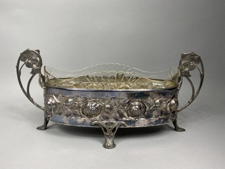 Ensemble de deux jardinières en métal argenté et verre à décor pour l'une de ro…