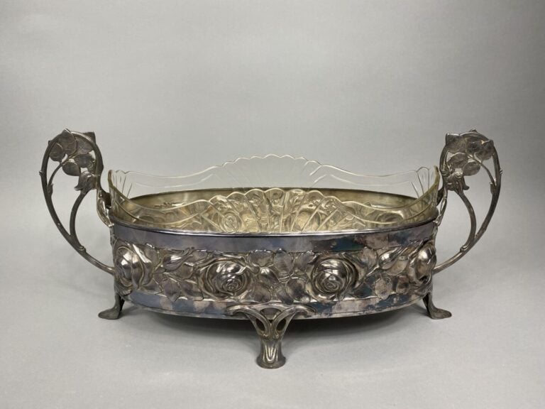 Ensemble de deux jardinières en métal argenté et verre à décor pour l'une de ro…
