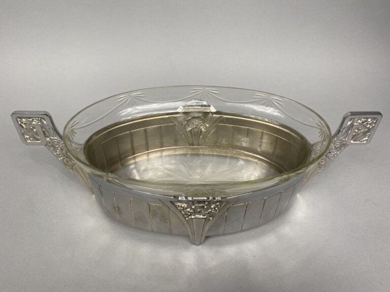 Ensemble de deux jardinières en métal argenté et verre à décor pour l'une de ro…