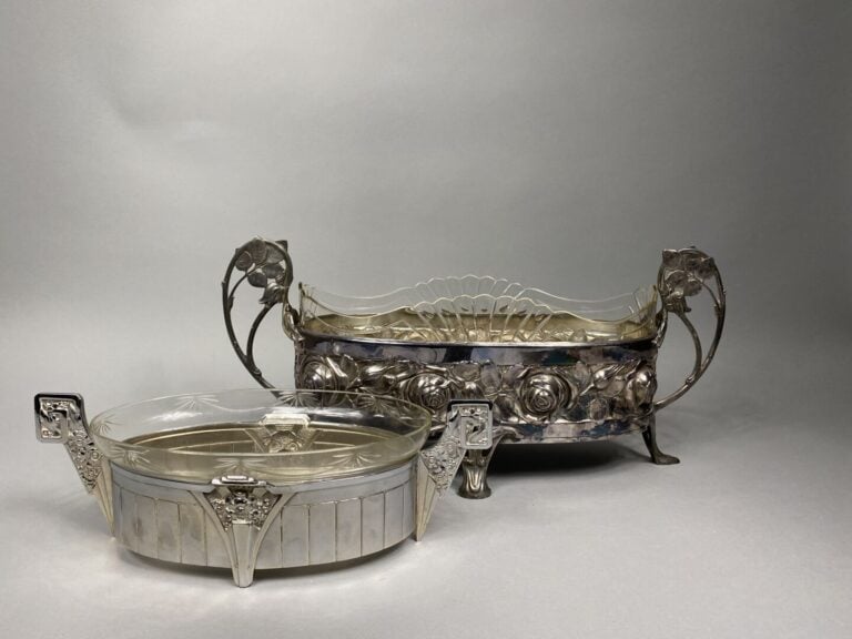Ensemble de deux jardinières en métal argenté et verre à décor pour l'une de ro…