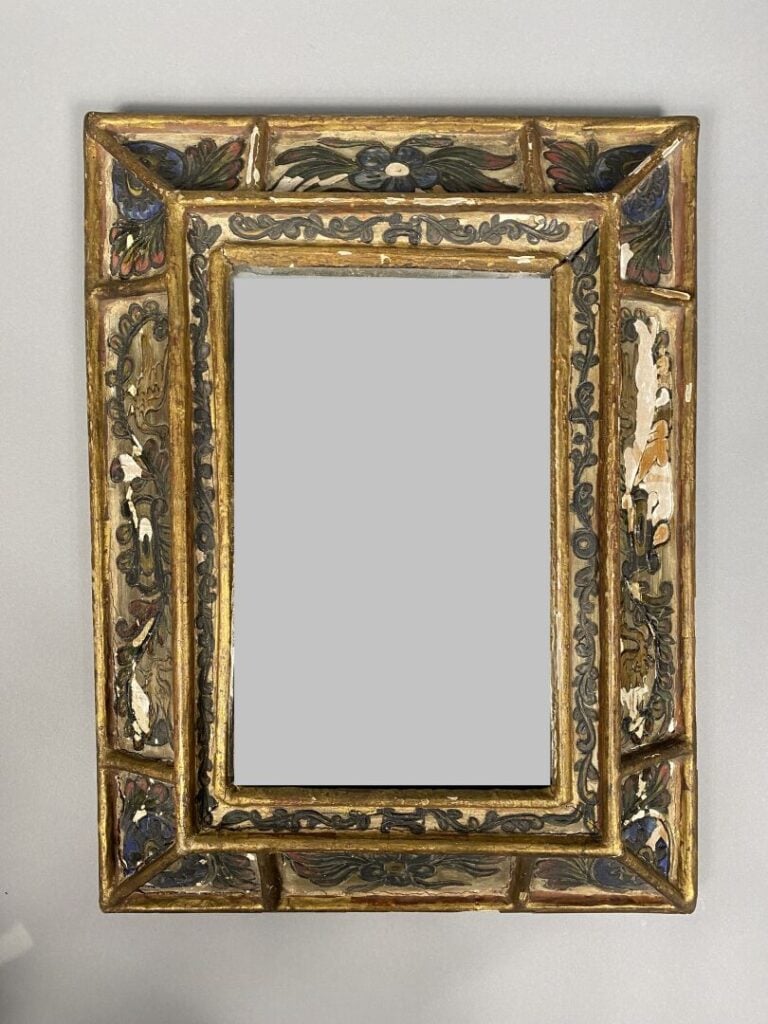 Ensemble de deux miroirs en bois et stuc peint polychrome à décor de fleurs et…