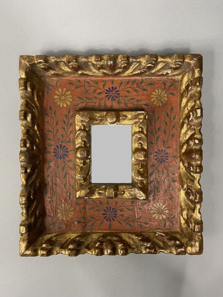 Ensemble de deux miroirs en bois et stuc peint polychrome à décor de fleurs et…