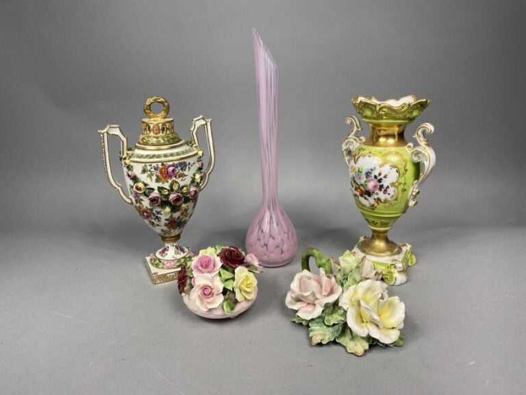 Ensemble de divers objets en porcelaine et divers comprenant deux vases ballust…