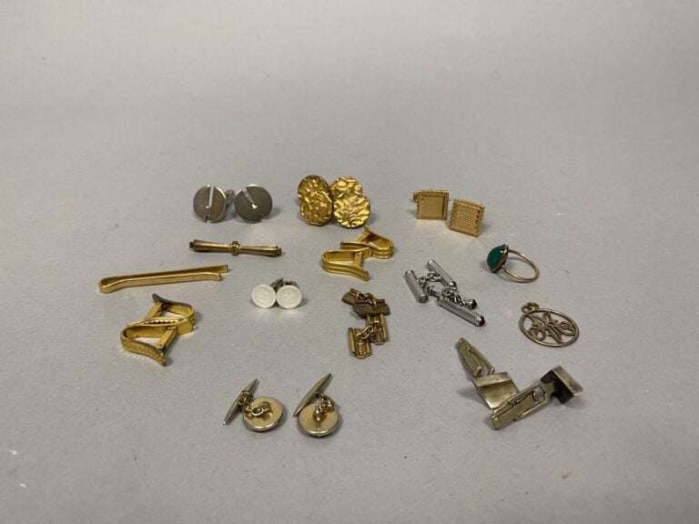 Ensemble de dix boutons de manchettes, une pince à cravatte, une broche, un pen…