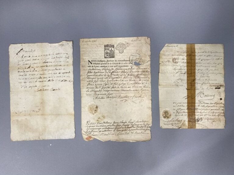 ENSEMBLE de DOCUMENTS MANUSCRITS, réunis sur l'abandon d'enfant, la prise en ch…