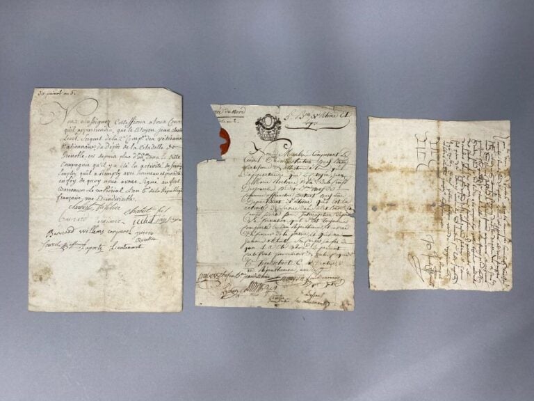 ENSEMBLE de DOCUMENTS MANUSCRITS, réunis sur l'abandon d'enfant, la prise en ch…