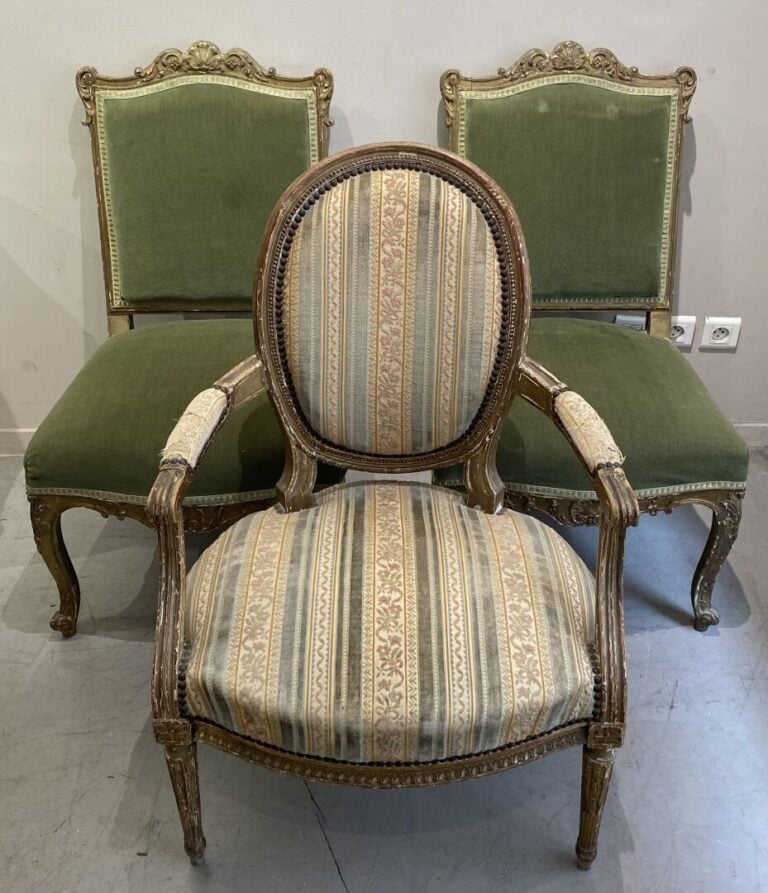 Ensemble de mobilier comprenant un fauteuil cabriolet de style Louis XVI, deux…