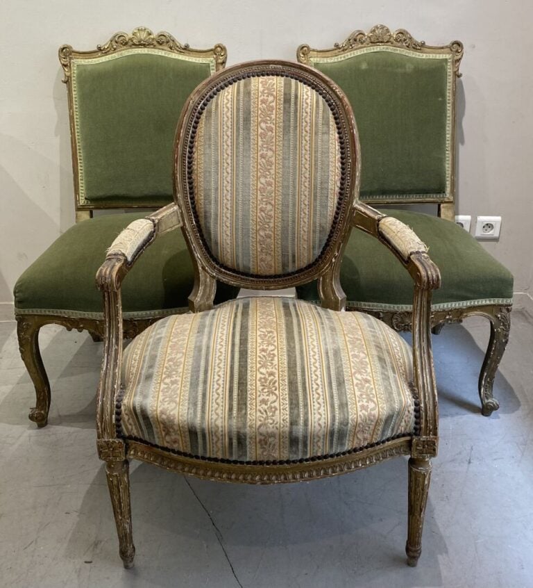 Ensemble de mobilier comprenant un fauteuil cabriolet de style Louis XVI, deux…
