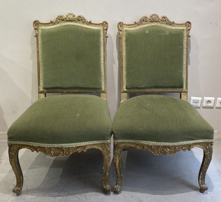 Ensemble de mobilier comprenant un fauteuil cabriolet de style Louis XVI, deux…