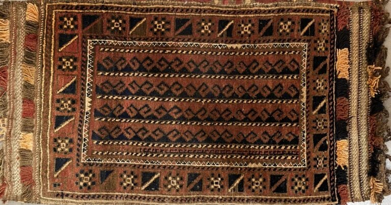 Ensemble de quatre tapis comprenant : - - Iran, tapis à décor d'un couple d'ois…