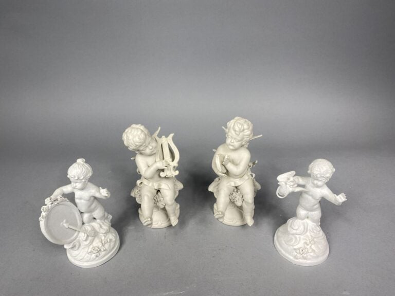 Ensemble de sujets en biscuit comprenant deux angelots jouant de la lyre et du…