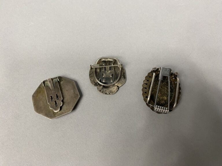 Ensemble de trois broches clips en argent (800) et métal argenté à décor de rin…