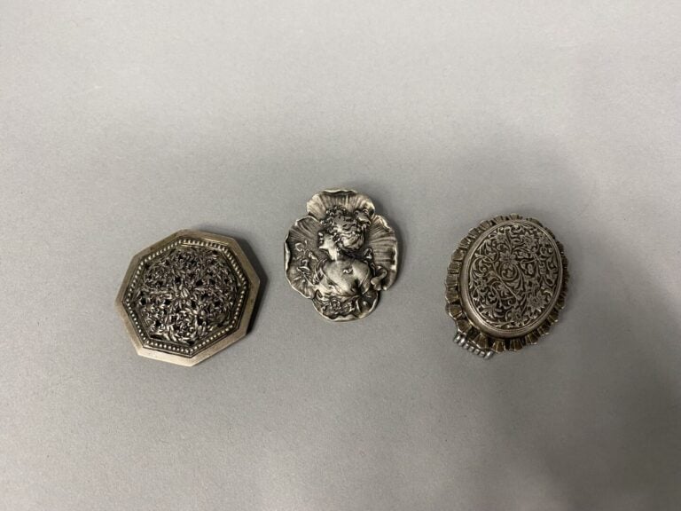 Ensemble de trois broches clips en argent (800) et métal argenté à décor de rin…