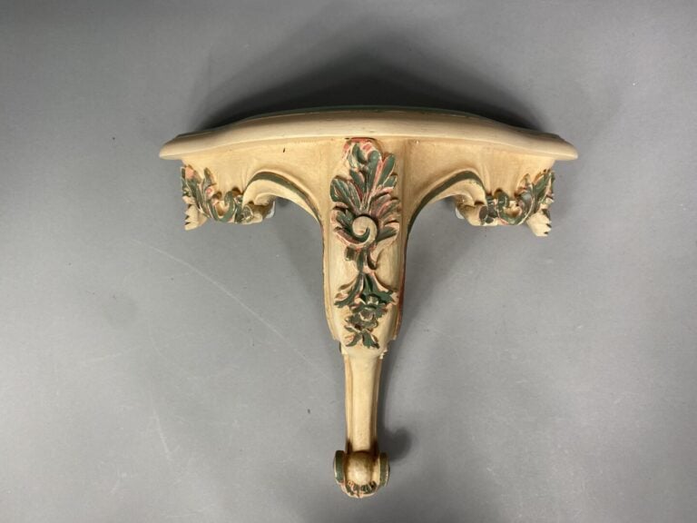 Ensemble de trois paires de consoles d'appliques en bois peint à décor feuillag…