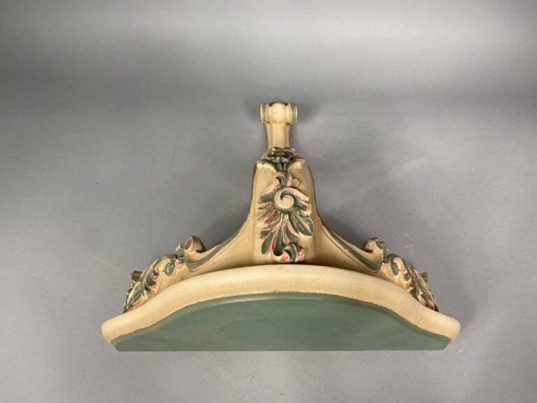 Ensemble de trois paires de consoles d'appliques en bois peint à décor feuillag…