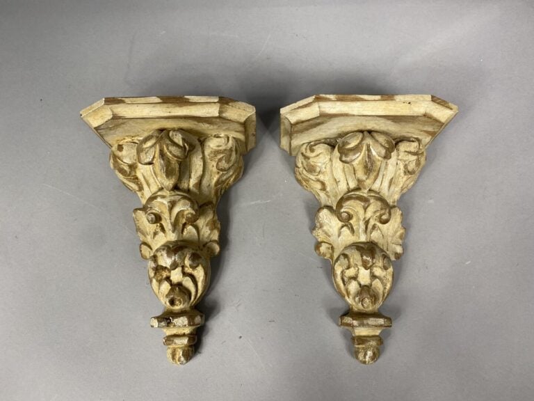 Ensemble de trois paires de consoles d'appliques en bois peint à décor feuillag…