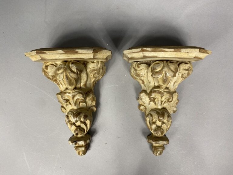 Ensemble de trois paires de consoles d'appliques en bois peint à décor feuillag…