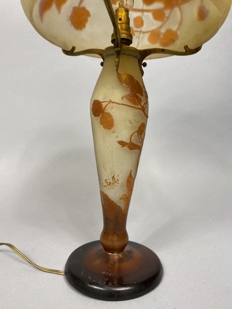 Etablissement Gallé - Lampe dite champignon en verre à décor gravé en camée et…
