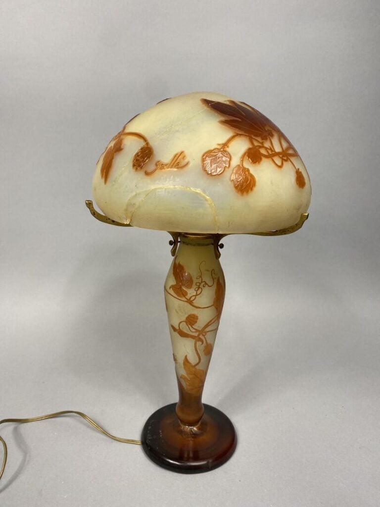 Etablissement Gallé - Lampe dite champignon en verre à décor gravé en camée et…