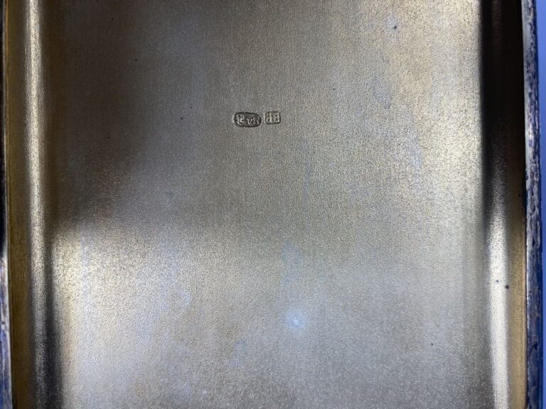Étui à cigarettes en argent (800) à décor niellé inscrit dans un médaillon de p…