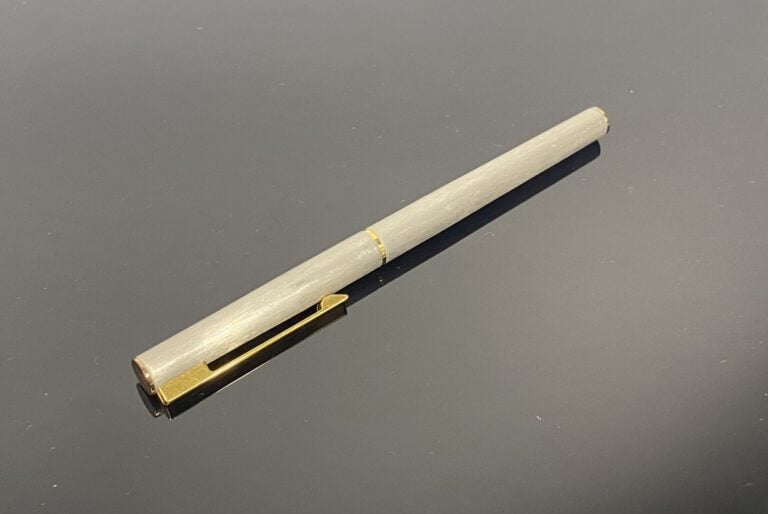 FABER-CASTELL - Stylo plume en métal argenté à décor guilloché sur fond satiné,…