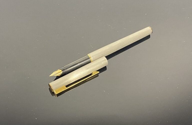 FABER-CASTELL - Stylo plume en métal argenté à décor guilloché sur fond satiné,…