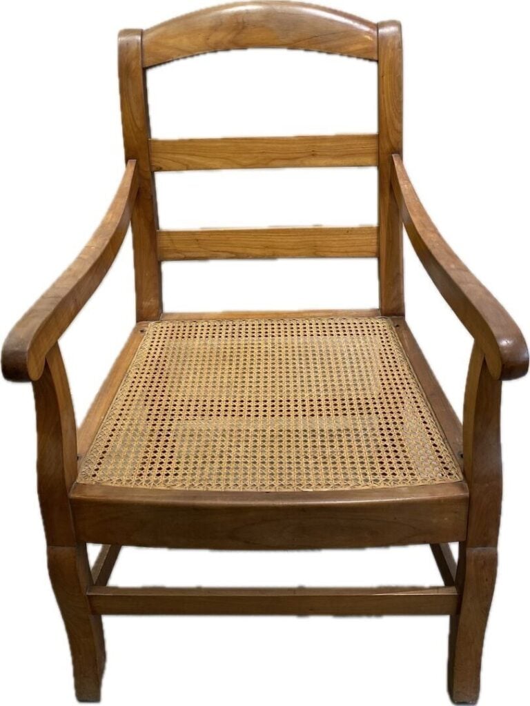 Fauteuil en noyer à bandeau ajouré, piétement en console, assise cannée - 95 x…