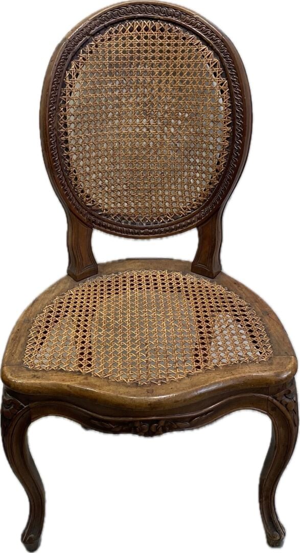Fauteuil en noyer à bandeau ajouré, piétement en console, assise cannée - 95 x…