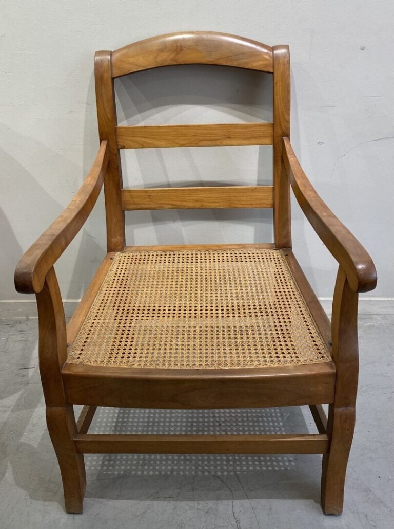 Fauteuil en noyer à bandeau ajouré, piétement en console, assise cannée - 95 x…