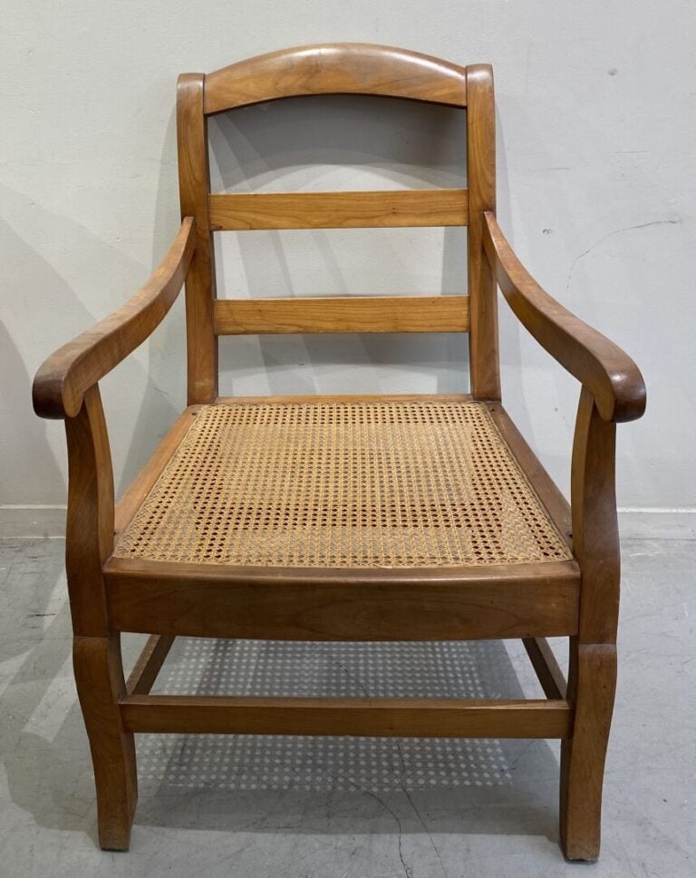 Fauteuil en noyer à bandeau ajouré, piétement en console, assise cannée - 95 x…