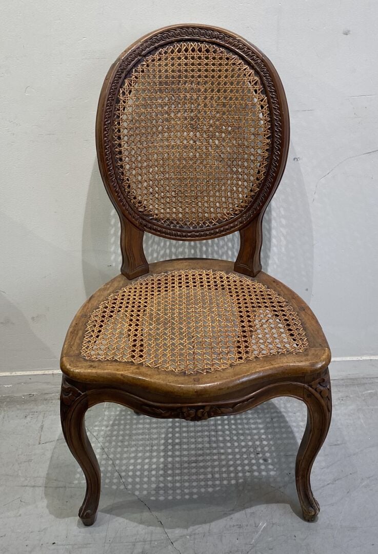 Fauteuil en noyer à bandeau ajouré, piétement en console, assise cannée - 95 x…