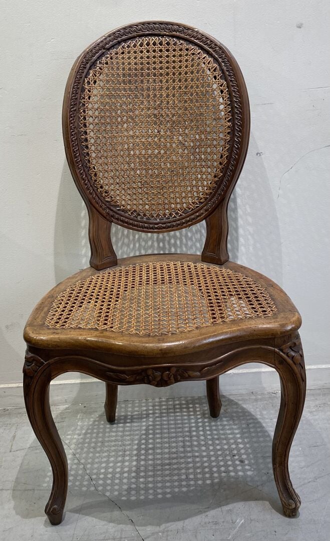 Fauteuil en noyer à bandeau ajouré, piétement en console, assise cannée - 95 x…