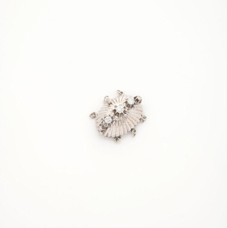 Fermoir en or gris (750) à motif godronné ponctué de cinq diamants taille brill…