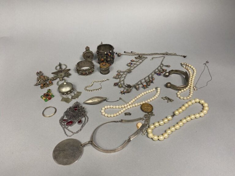 Fort lot de bijoux fantaisie divers en métal ou métal argentifère comprenant no…
