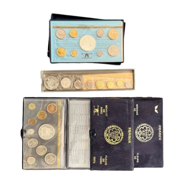 France - Cinquième République - Lot de cinq Coffrets Fleur de Coin années 1966,…