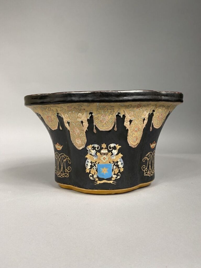 Grand cache-pot quadrilobé en porcelaine à décor dans le goût de la Compagnie d…