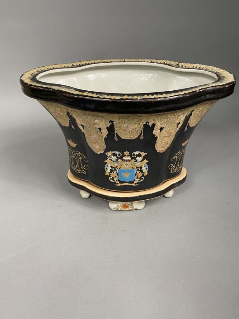 Grand cache-pot quadrilobé en porcelaine à décor dans le goût de la Compagnie d…