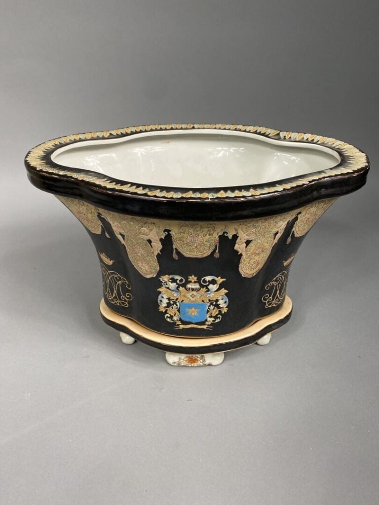 Grand cache-pot quadrilobé en porcelaine à décor dans le goût de la Compagnie d…