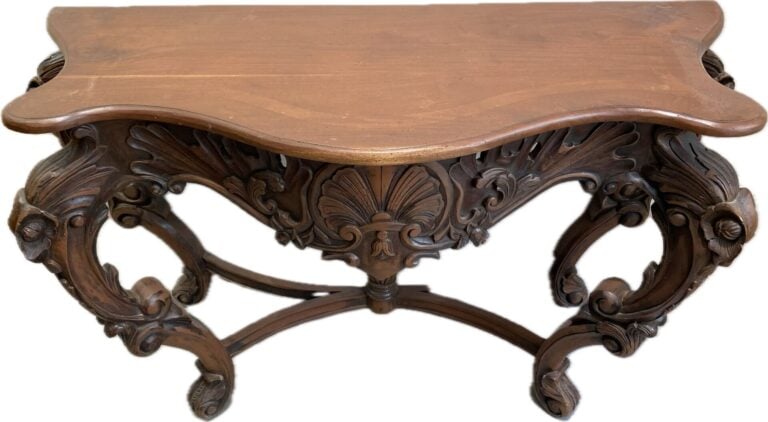 Grande console en noyer mouluré et sculpté d'une coquille en ceinture et enroul…