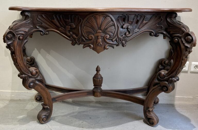 Grande console en noyer mouluré et sculpté d'une coquille en ceinture et enroul…