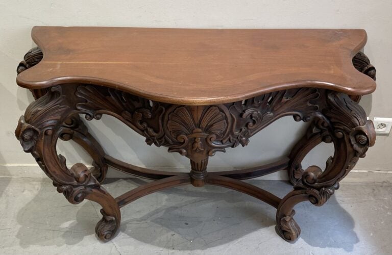 Grande console en noyer mouluré et sculpté d'une coquille en ceinture et enroul…