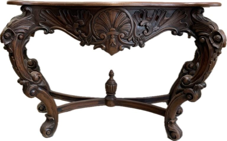 Grande console en noyer mouluré et sculpté d'une coquille en ceinture et enroul…