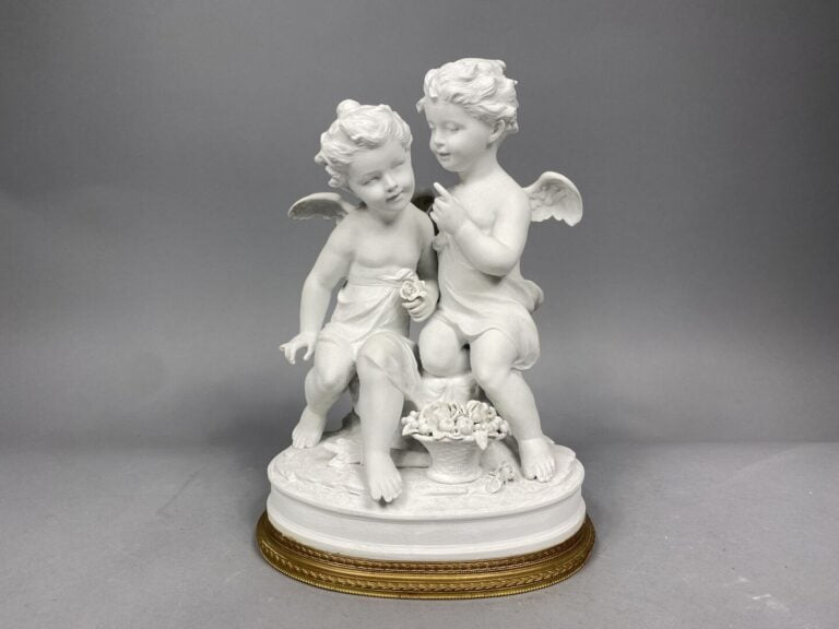 Groupe en biscuit figurants deux angelots sur une base ovale - Signé - On joint…