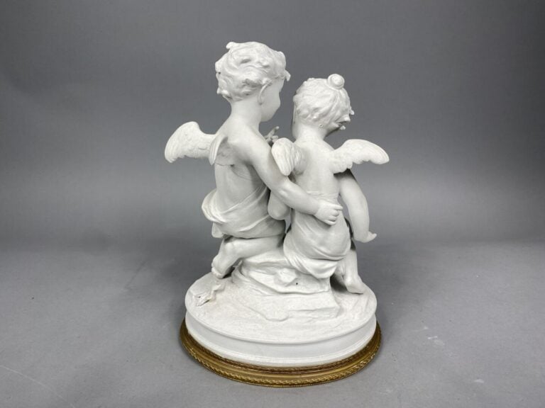 Groupe en biscuit figurants deux angelots sur une base ovale - Signé - On joint…