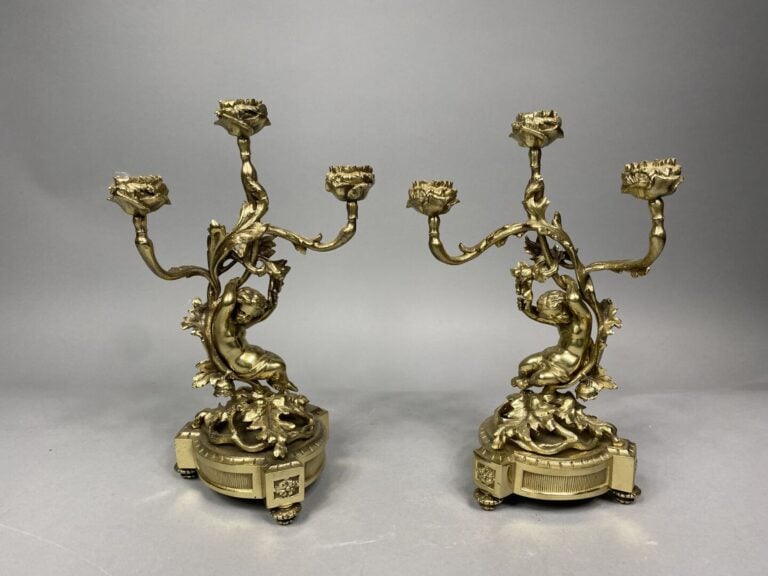 Groupe en biscuit figurants deux angelots sur une base ovale - Signé - On joint…