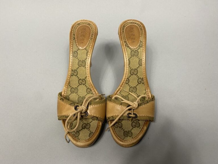 GUCCI - Paire de sandales en cuir naturel et bois, impression GG - Pointure : 3…