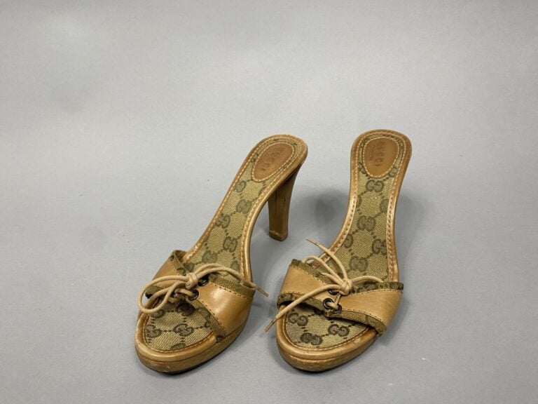 GUCCI - Paire de sandales en cuir naturel et bois, impression GG - Pointure : 3…