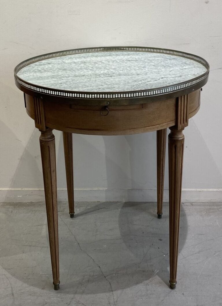 Guéridon bouillotte en bois comprenant un tiroir en ceinture, galerie de laiton…