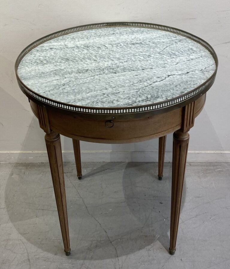 Guéridon bouillotte en bois comprenant un tiroir en ceinture, galerie de laiton…